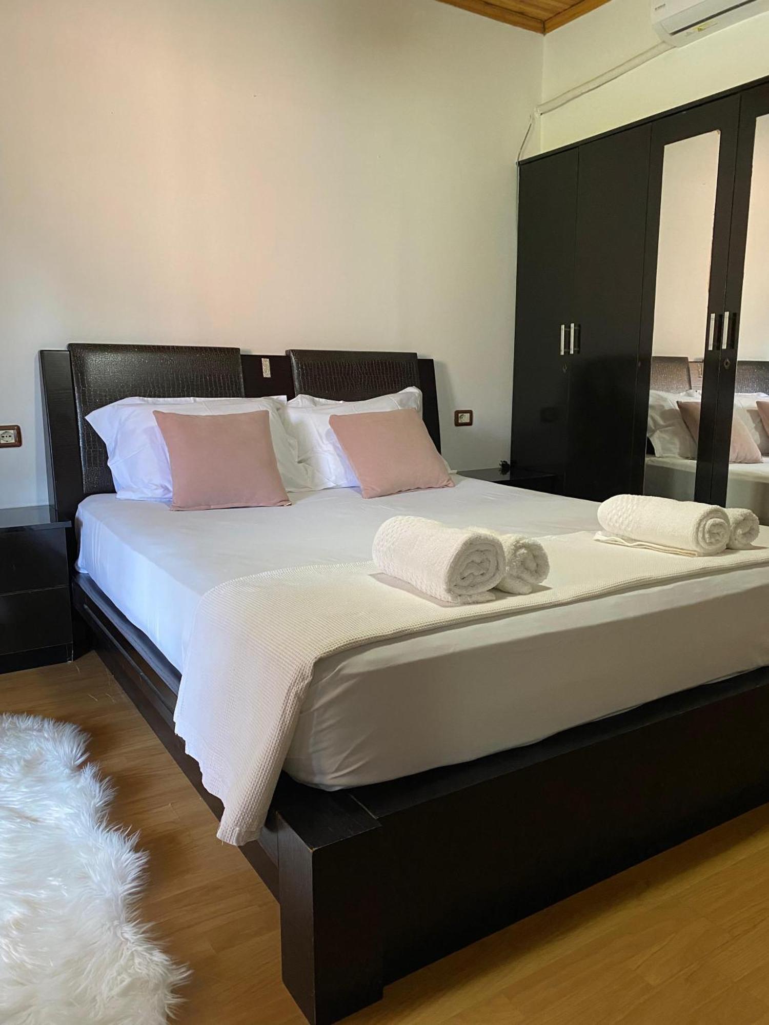 Bertis Guest House Gjirokastër Eksteriør billede